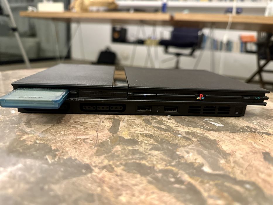 PlayStation 2 Slim (PS2) – Completa com Jogos + 2 Comandos