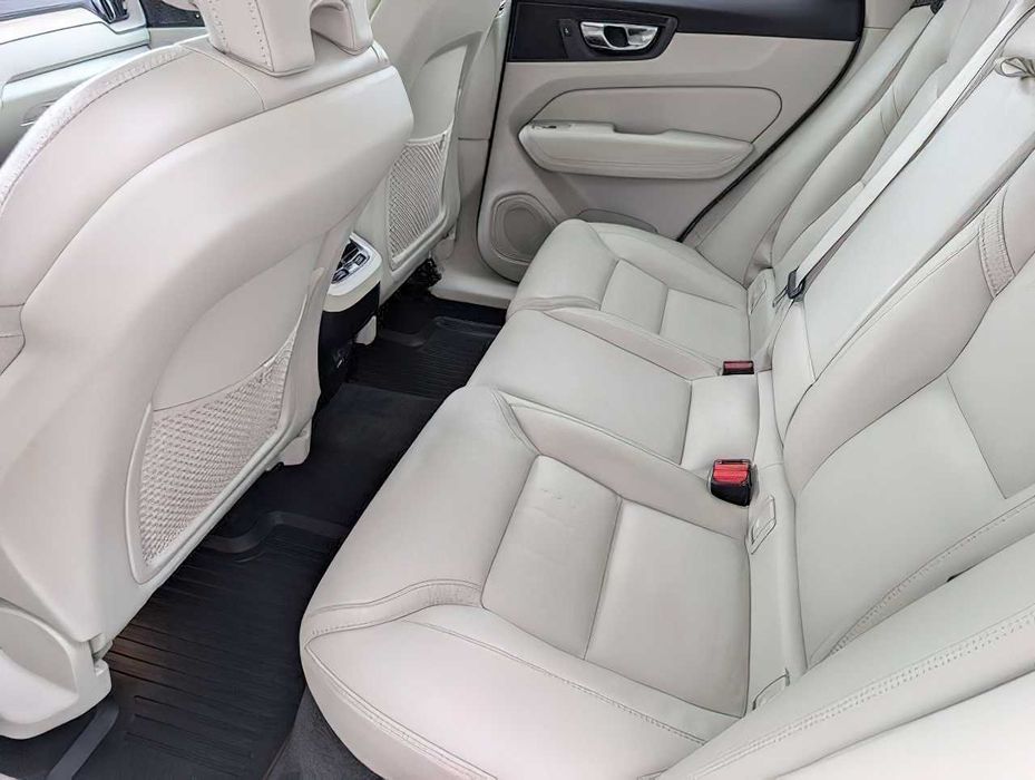 Volvo XC60 B5 Ultimate Dark Theme      2023