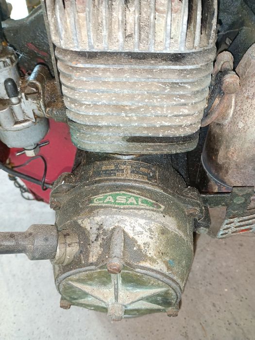 Motopulverizador de costas, marca Vieira, equipado com um motor a dois tempos marca Casal, a funcionar perfeitamente