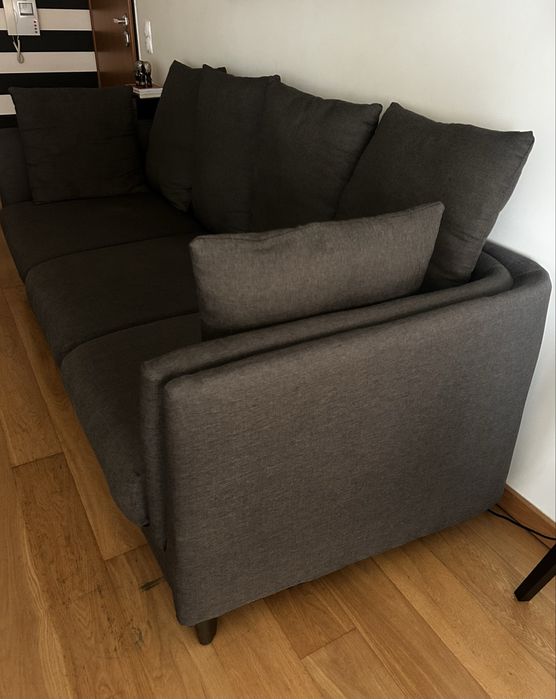 Sofá cinzento da marca Area