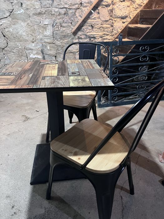 Mesa bistro e cadeira industrial