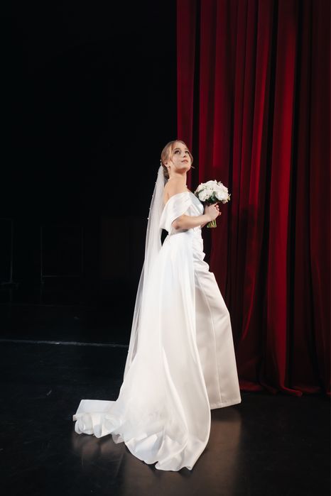 Шикарна весільна сукня з відстібним шлейфом