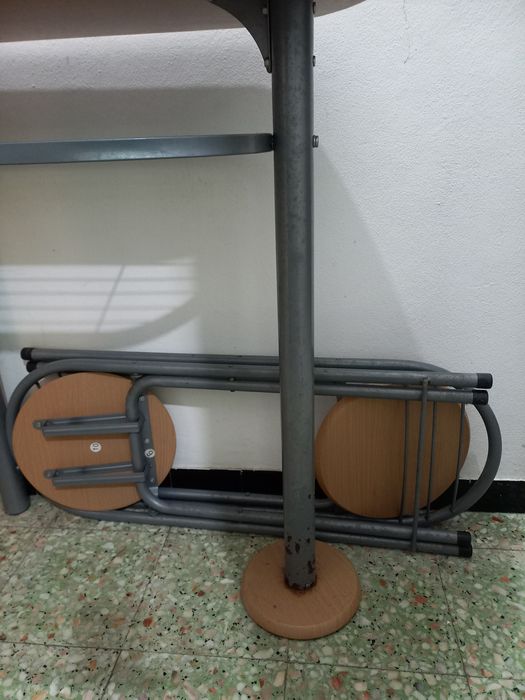 Mesa e 2 bancos usado em bom estado