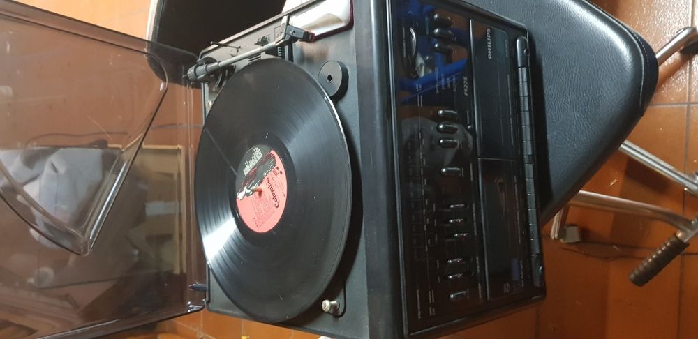 Aparelhagem com rádio, leitor de cassetes e gira-discos