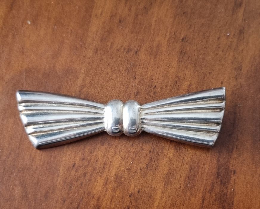 Piękna srebrną broszka kokarda muszka vintage 925