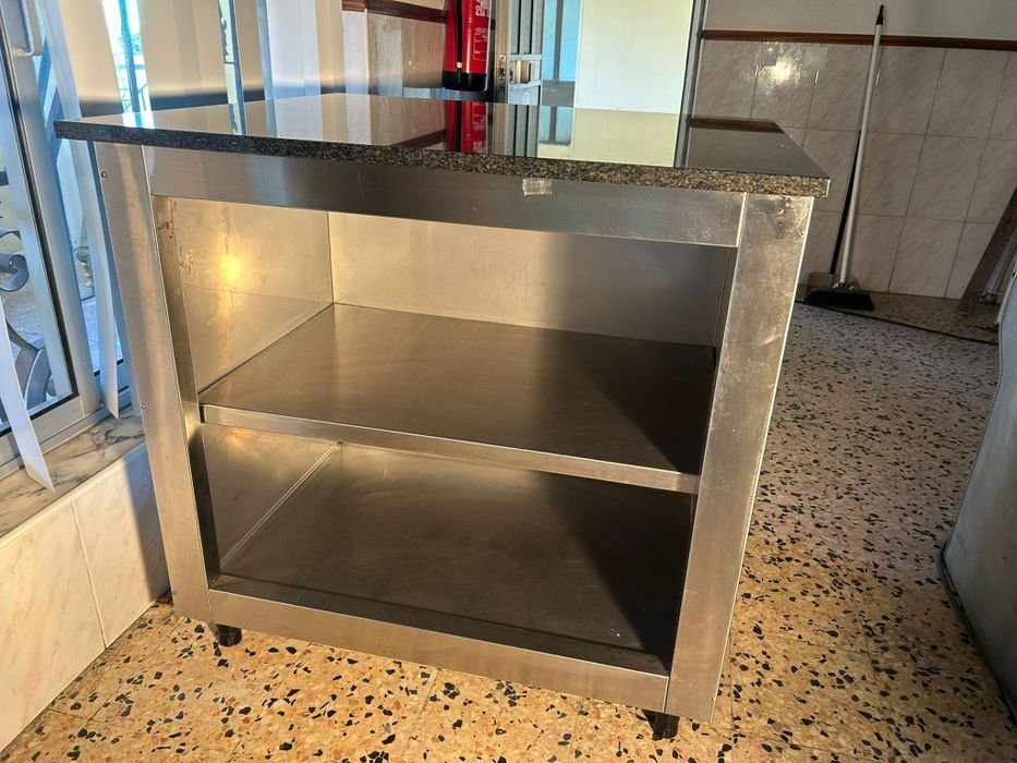 Bancada de inox com tampo de granito