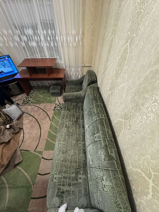 Продам диван з кріслами.