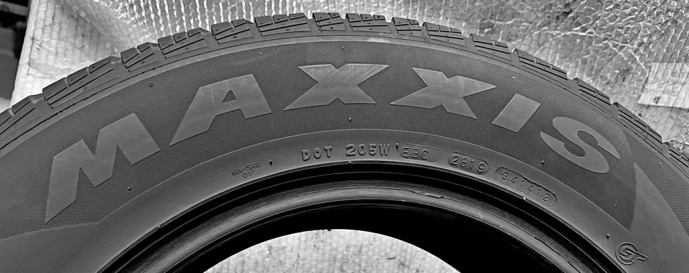 Шини Б/в 255.60.17 пара Maxxis