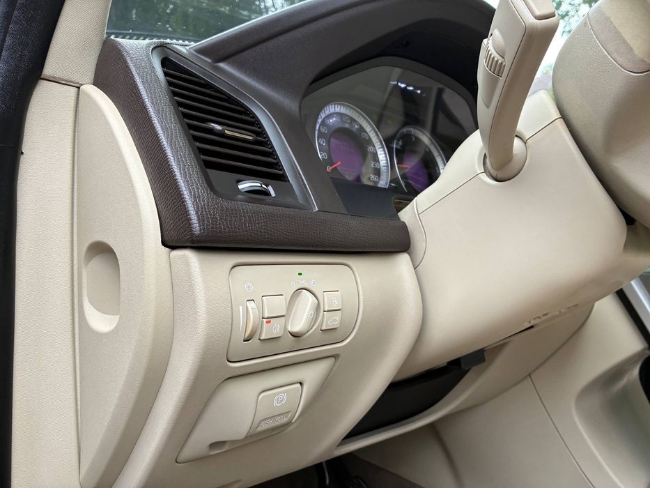 Продам Volvo XC60 2.4 дизель автомат 4wd