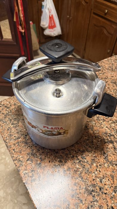 FLAMA Pressure Cooker 8L