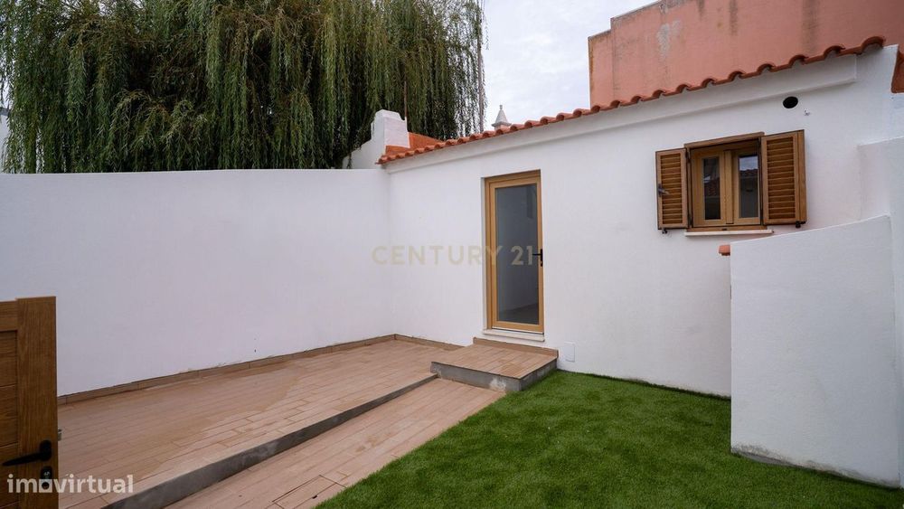 Moradia totalmente remodelada em Santa Cruz- Póvoa de Penafirme – A 5