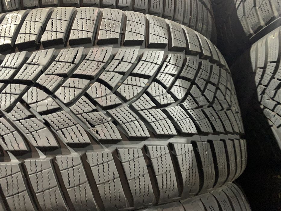 Шини б/у зима 215/65-17 Goodyaer ultra grip perfomance