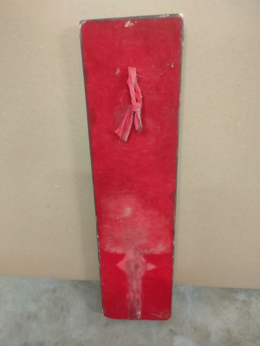 Placa em gesso de figura feminina em relevo.