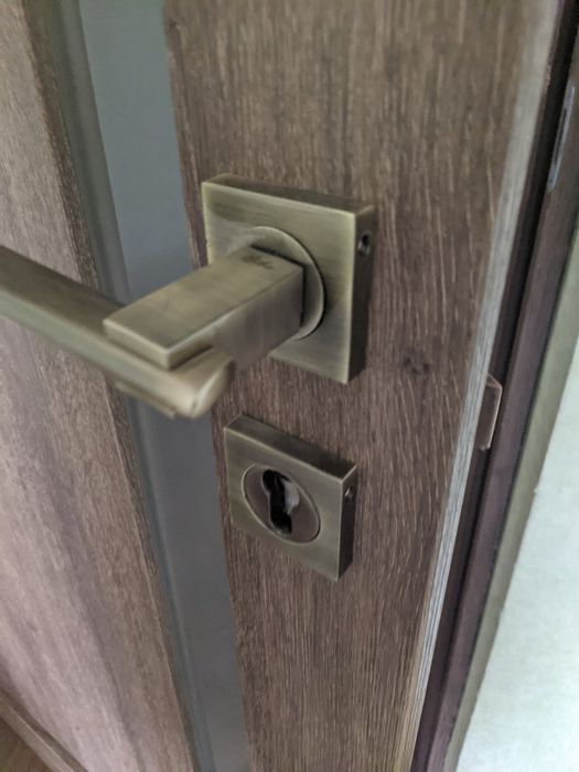 Ремонт ручек, замков, в дверях, ремонт мебель,столярних робіт, консуль