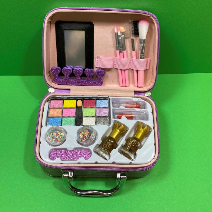 Детская косметика в чемодане венздей