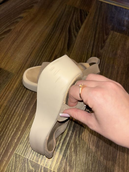 Босоножки на танкетке