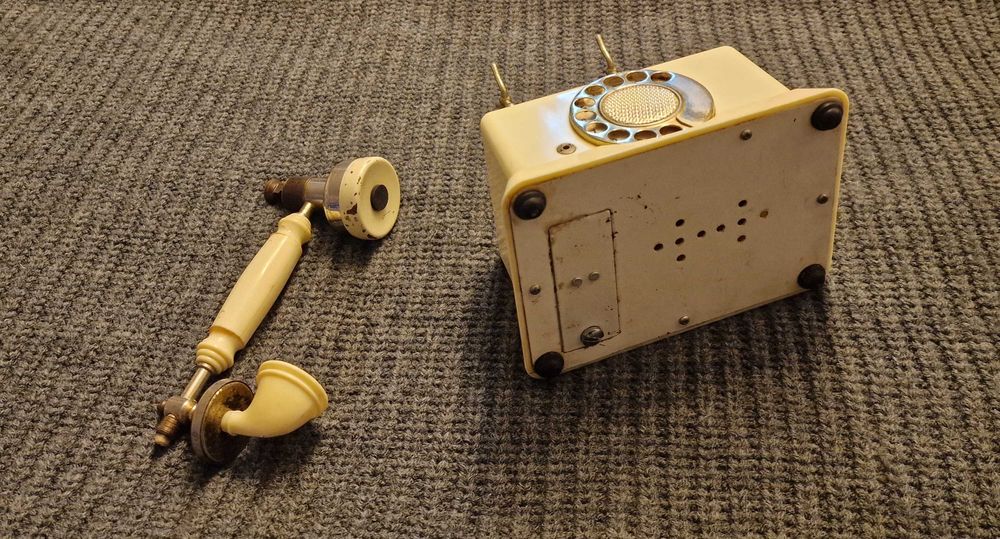 Isqueiro a gasolina e rádio em formato de telefone
