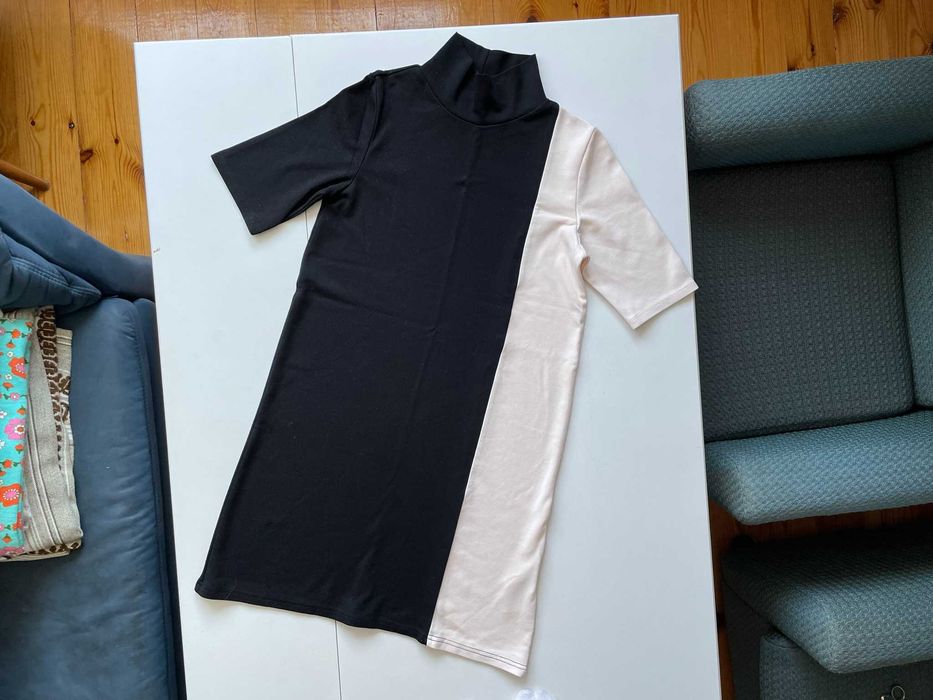 Bonprix Bodyflirt sukienka trapezowa z golfem czarna kremowa półgolfem