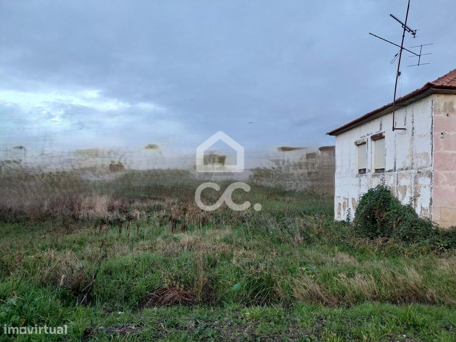 Moradia para restauro com terreno na periferia da cidade excelente opo