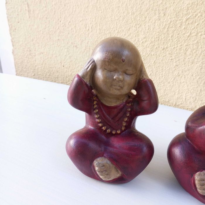 3 figuras de jovens monges budistas