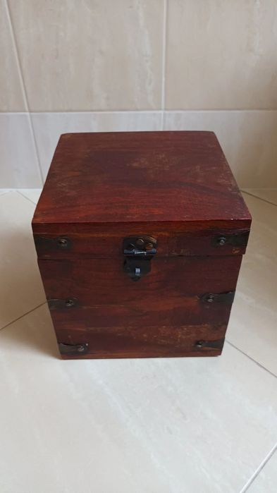 Kolonialna skrzynka na drobiazgi