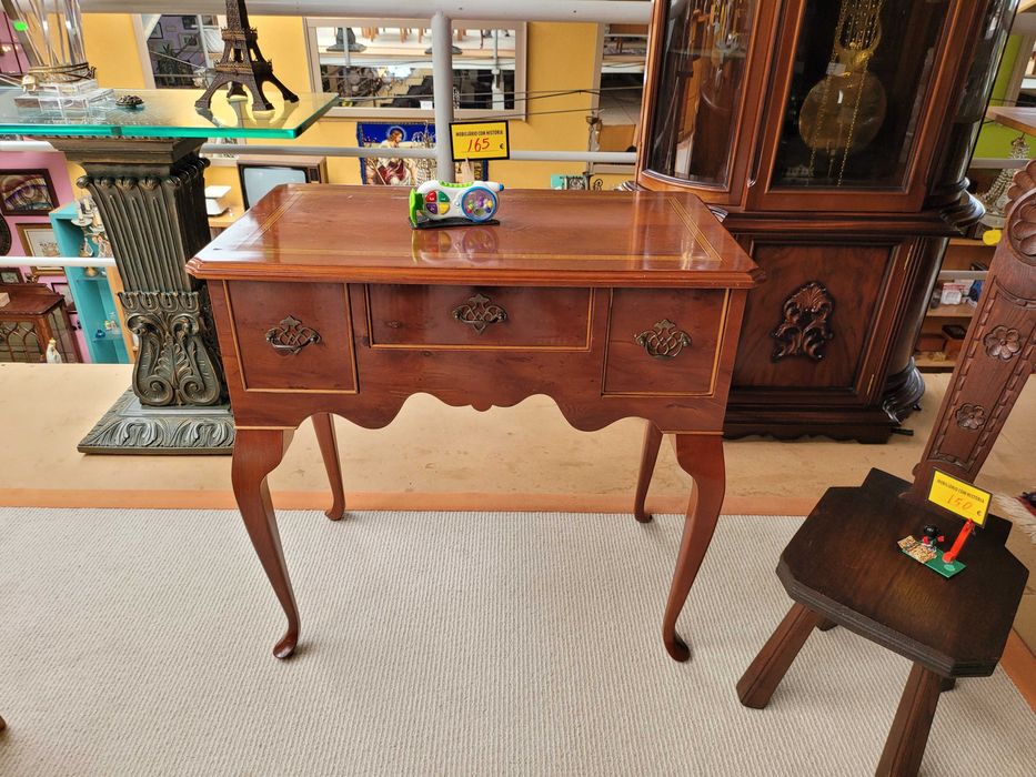 Mesa de apoio em madeira com gavetas - Muito bom esta