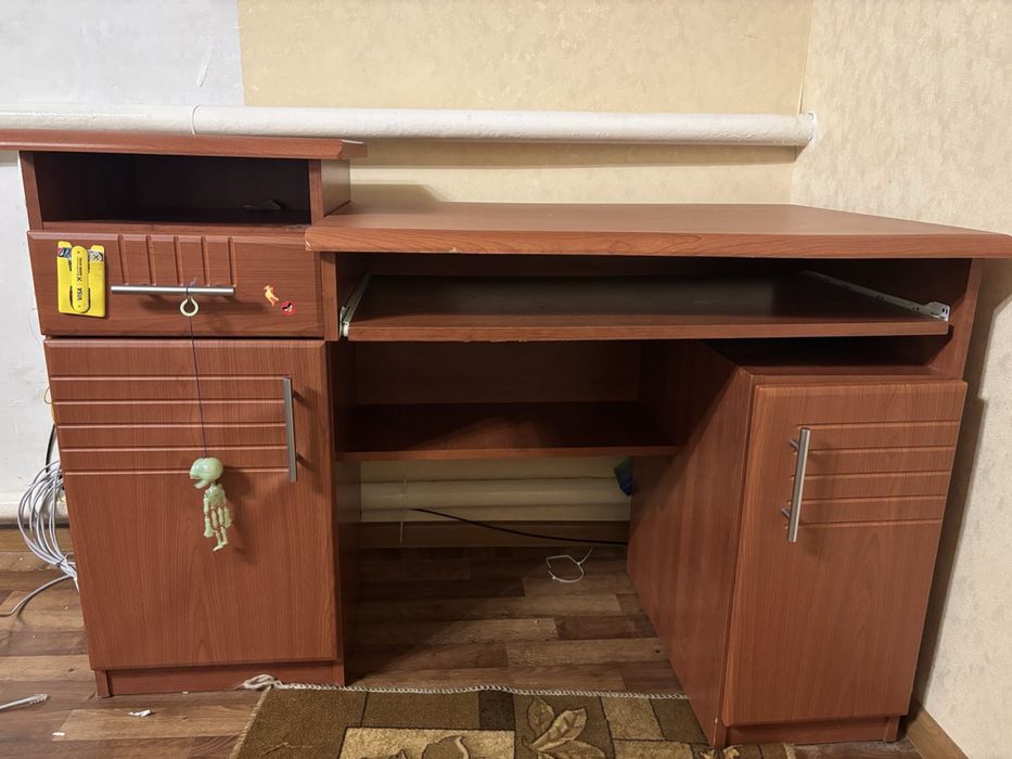 Письмовий стіл в хорошому стані