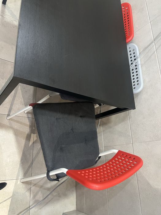 Mesa com 4 cadeiras e almofada de cadeira.