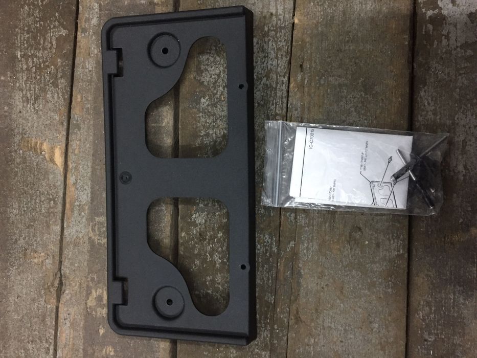 Продам рамку под американский номер, оригинал, с крепежом