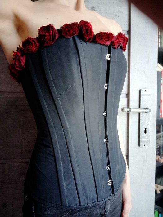 Czarny gorset, metalowe usztywnienie, czerwone róże, Goth