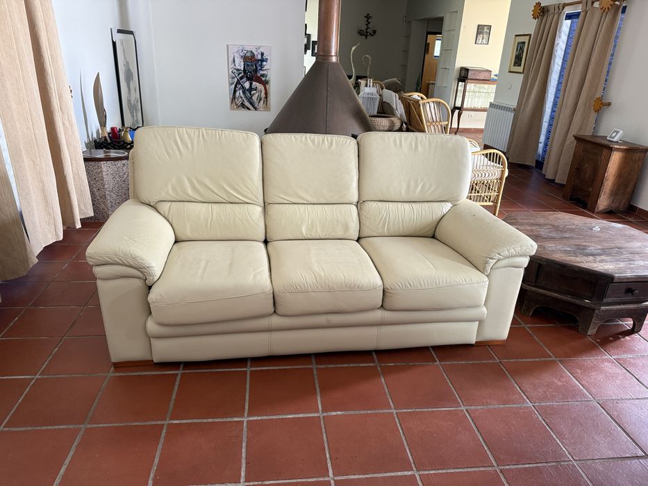 Sofas de 3 e 2 lugares em pelica.