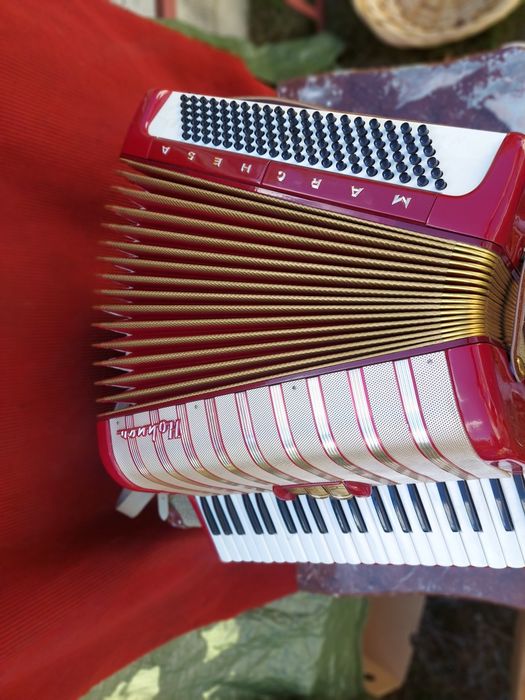 Hohner Marchesa fortepianowy 120 basow 
Model: Marchesa
Typ: Akordeon