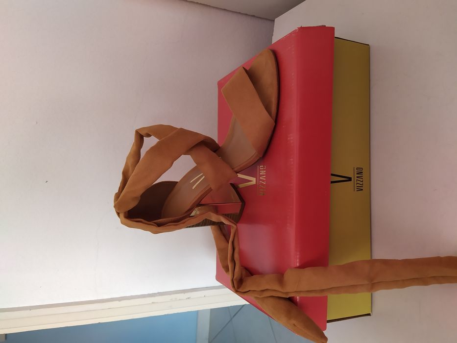 Sapatos cerimônia novos na caixa