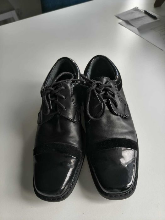 Czarne skórzane buty Vapiano