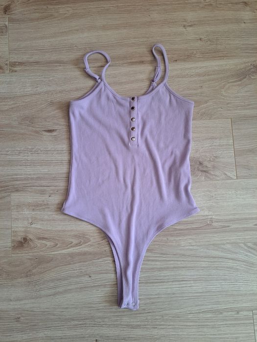 Liliowe body w prążki