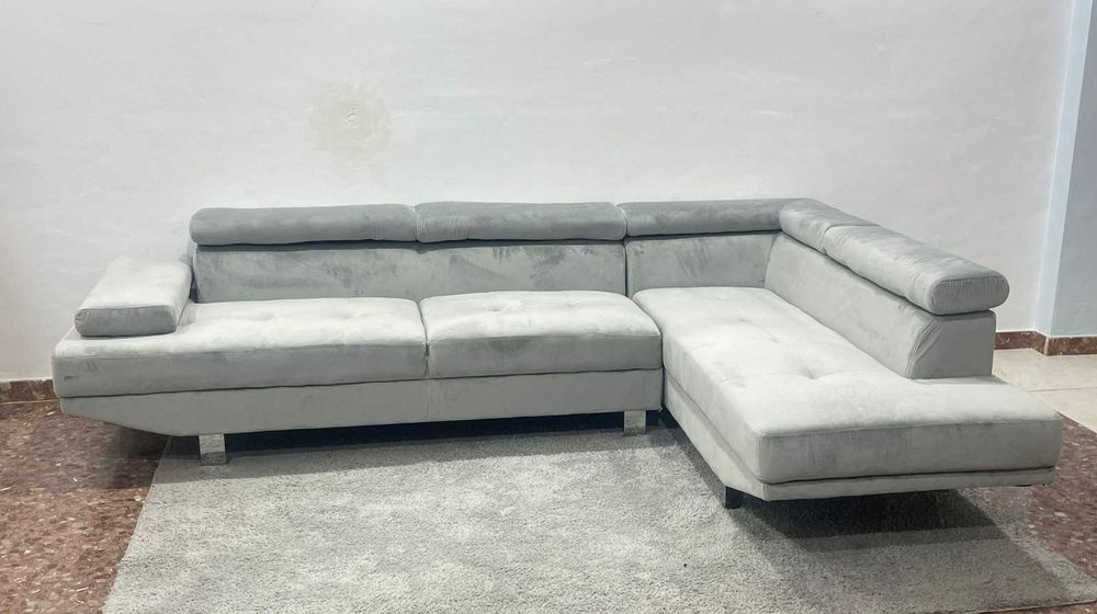 Sofá de canto novo com chaise longue + portes por 657€