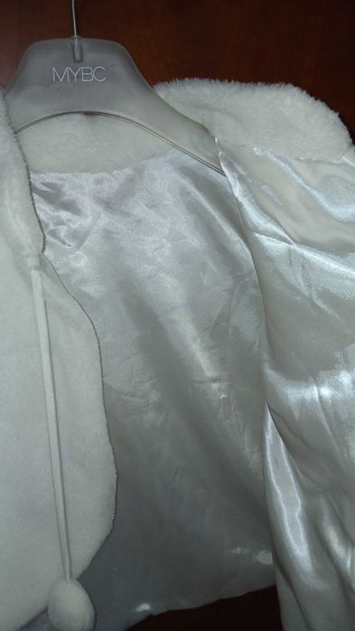 Białe ciepłe bolerko komunijne dla dziewczynki.