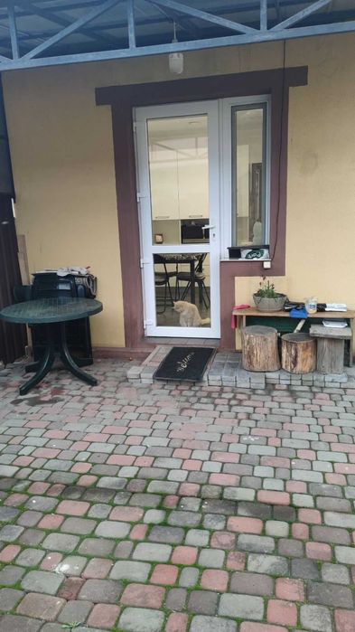 Продається трикімнатна квартира (частина будинку)