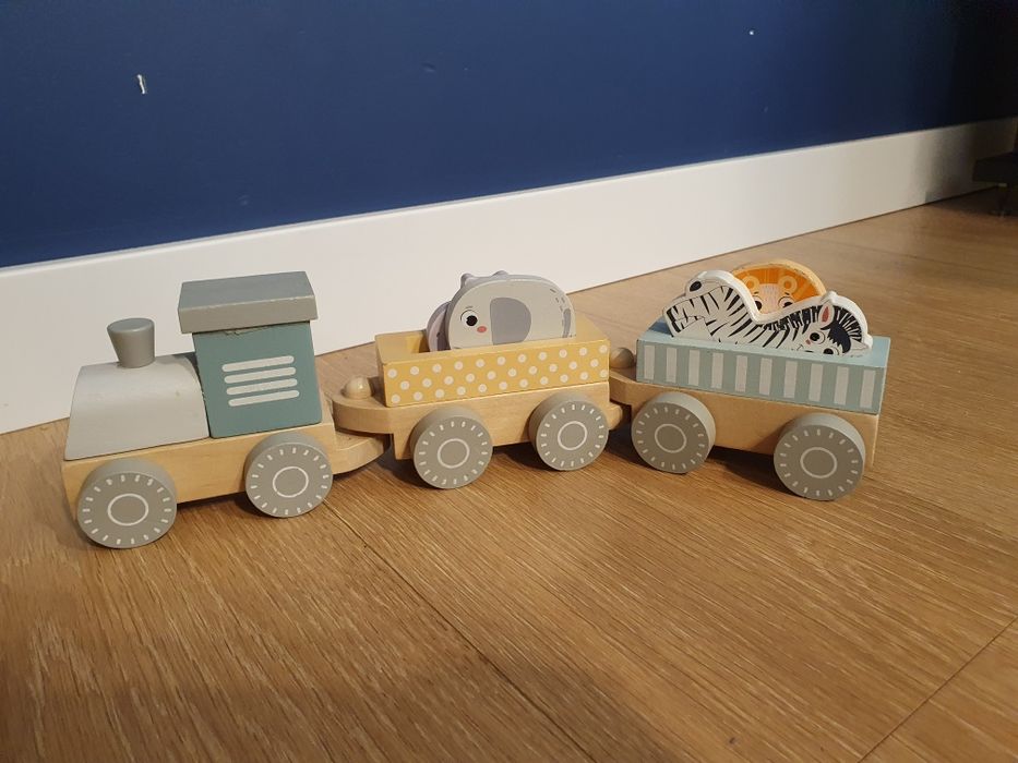 Drewniana kolejka ze zwierzątkami