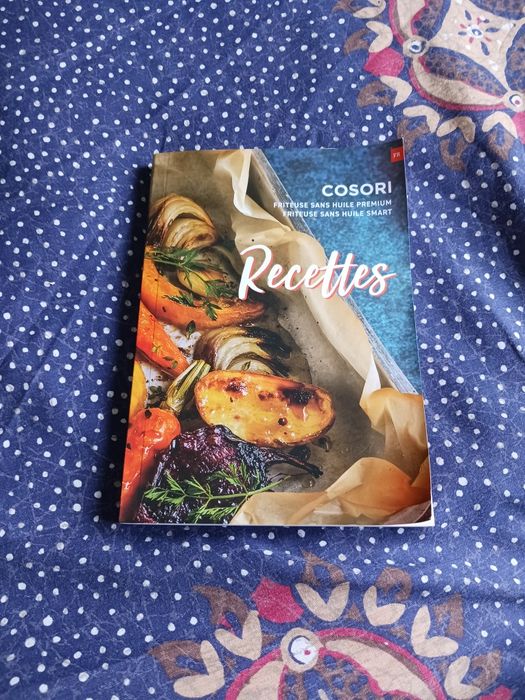 Livro de receitas para air fryer em francês  e alemão. Cosori