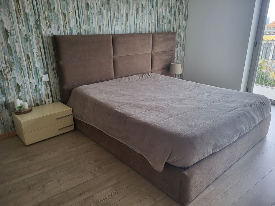 Cama casal  + mesinhas cabeceira