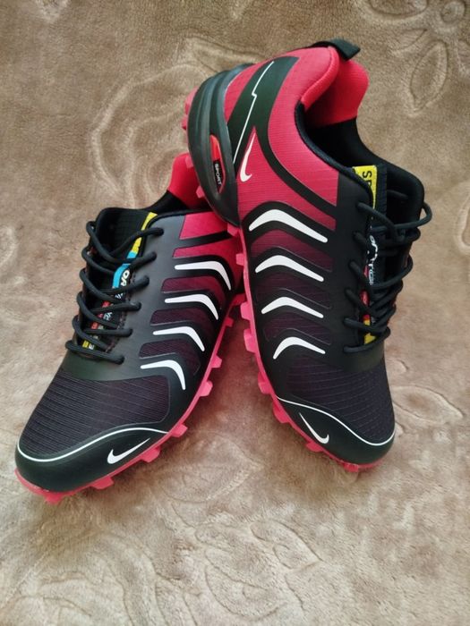 Nowe sportowe buty męskie.