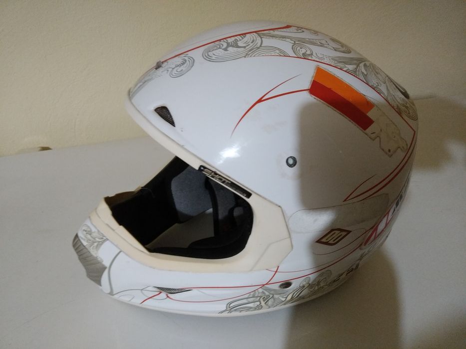 Capacete branco e vermelho