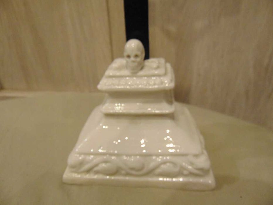 Secesja,stojący porcelanowy krzyż,P.Jezus,wys.29,5 cm.