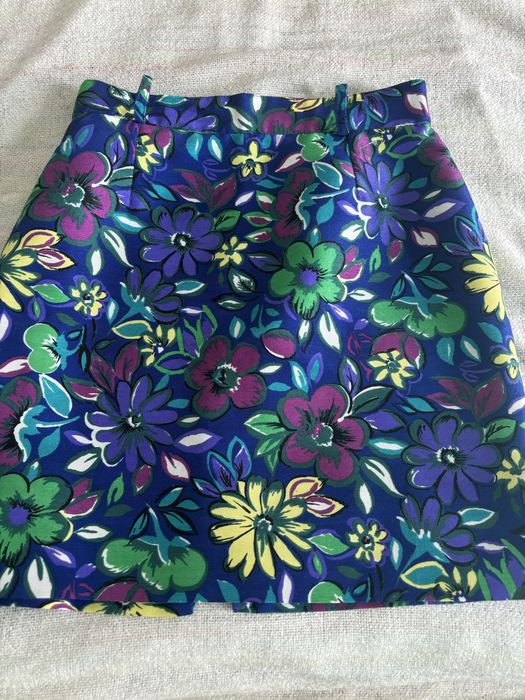 Krotka kwiecista spodnica mini