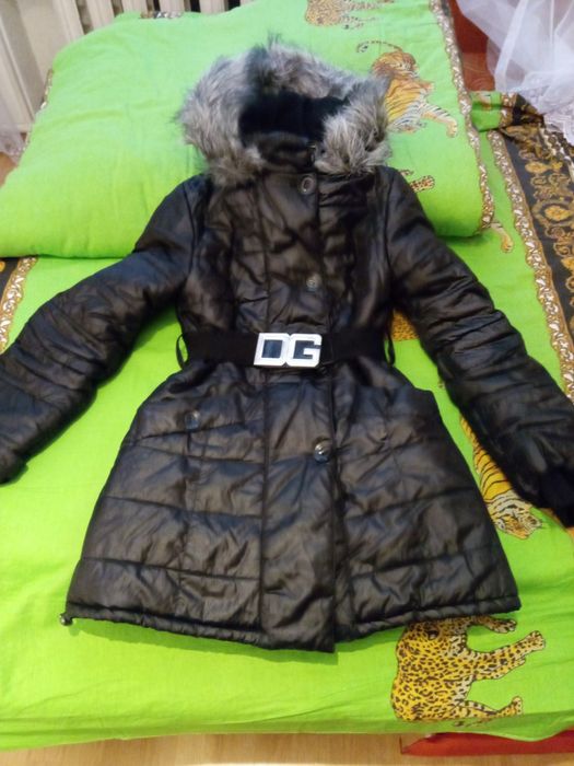Продам зимове пальто для дівчаток.довжина 75 см.