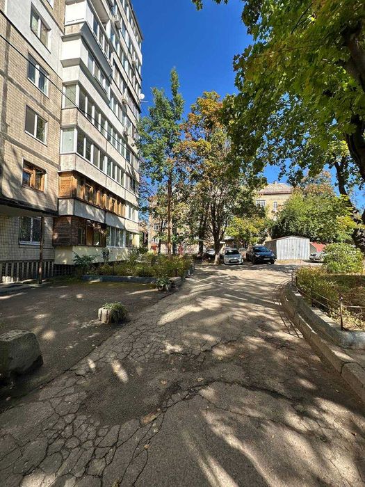 Продам трикімнатну квартиру в жилому стані (чешка), метро Нивки 5-7 хвилин, ДЕРЖПРОГРАМИ