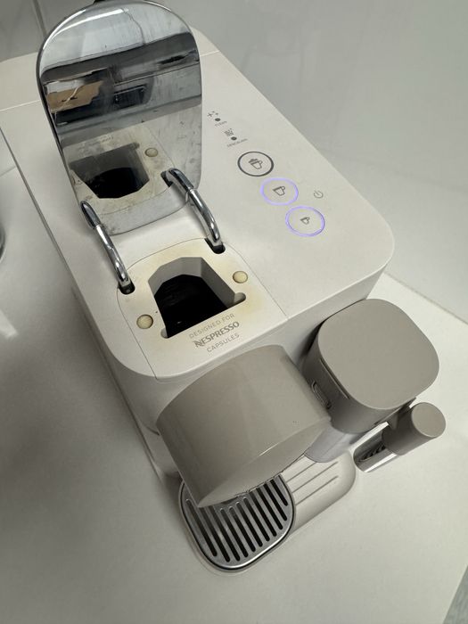 Máquina de Café DELONGHI Nespresso Lattissima One