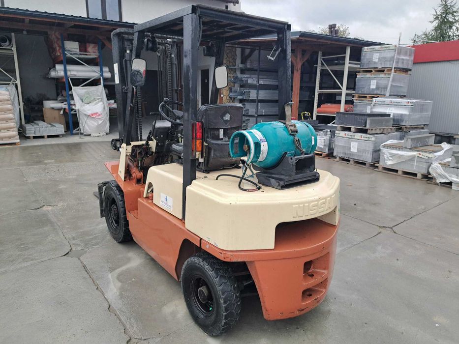 Wózek widłowy Nissan 2,5 tony przesuw gaz