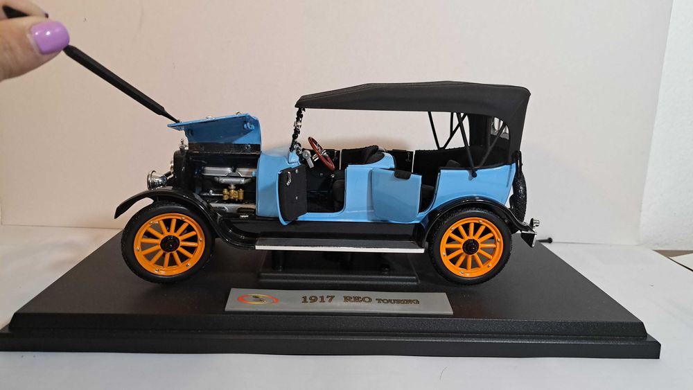 1/18 REO Touring - Signature Models